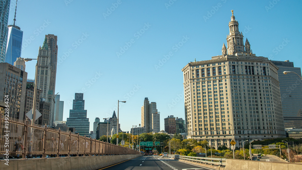 Obraz premium New York City - October 20, 2015: Scenic Drive on Brooklyn Bridge, Connecting Manhattan and Brooklyn Over East River