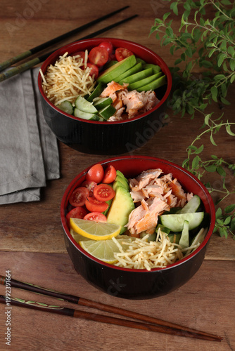 tigela com arroz, vegetais, avocado, peixe no estilo oriental tipo poke