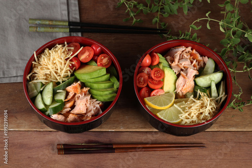 Obraz na plátně tigela com arroz, vegetais, avocado, peixe no estilo oriental tipo poke
