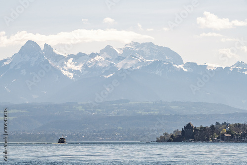 Panorama des Dents du Midi enneigées au-dessus du lac Léman.