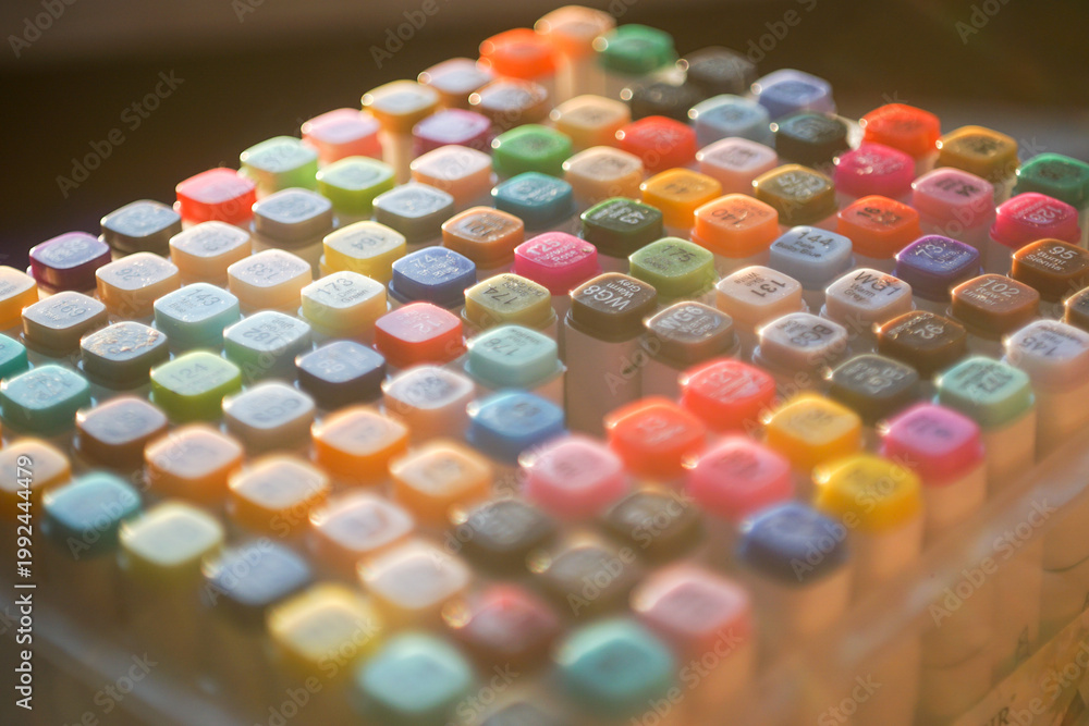 Ταπετσαρία High-angle shot of a vibrant set of professional multi-colored markers arranged on a white workspace, symbolizing creativity, artistic hobby, and design inspiration