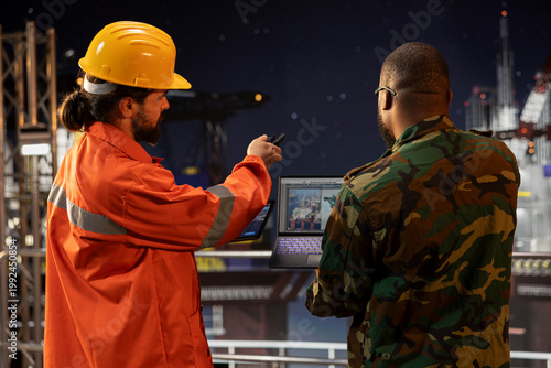 Bilde på lerret Soldier protecting strategic national energy assets on sea drilling rig