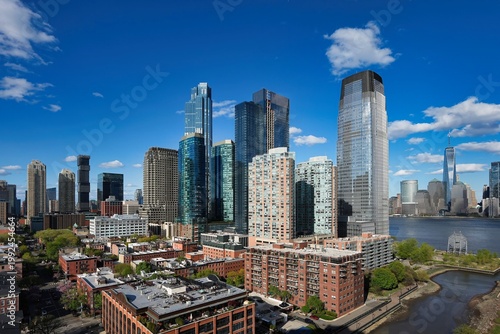 Foto Jersey City and New York on a clear April day.