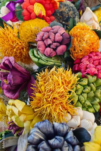 COLORIDO ARREGLO FLORAL EN OFRENDA