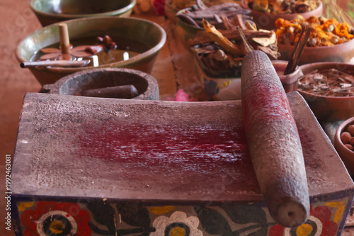 Metate de piedra con cochinilla grana molida