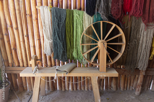 RUEDA PARA CREAR BOLAS DE ESTAMBRE ARTESANAL DE COLORES