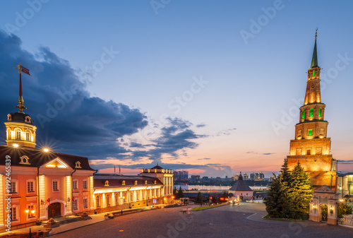 Quadro su tela The ancient leaning red brick Syuyumbike Tower at night on the territory of the Kazan Kremlin