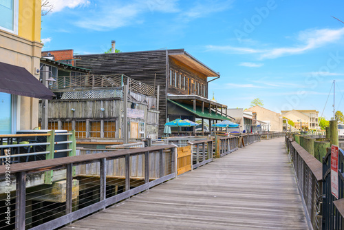 Valokuva Rustic waterfront buildings with pirate themed cafes and shops along the historic Harborwalk at the town of Georgetown, South Carolina, one of the oldest towns in the Carolinas of Southern USA