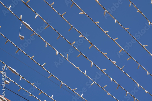 Fotografía guía de luces led con cielo azul de fondo decorando calle de pueblo mágico