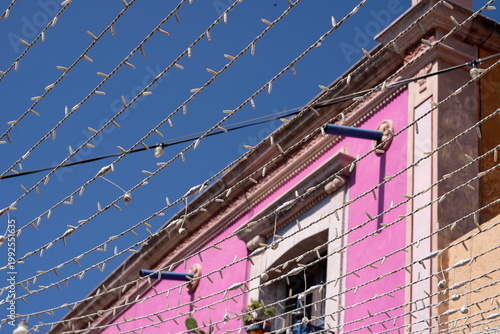 Bild auf Leinwand construcción de edificio color rosado con arquitectura colonial mexicana adornad
