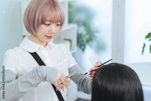 Cuadro en lienzo ヘアカットするハイトーンヘアの女性スタッフ
