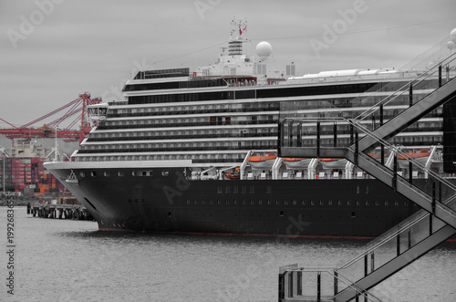 Schilderij op canvas Modern luxury cruiseship cruise ship liner Oosterdam returning to Vancouver, BC