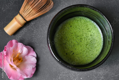 日本の茶道　茶碗と抹茶と茶筅と美しい椿　Japanese Tea Ceremony (Chado) : Tea bowl, matcha (green tea), tea whisk and beautiful camellia
