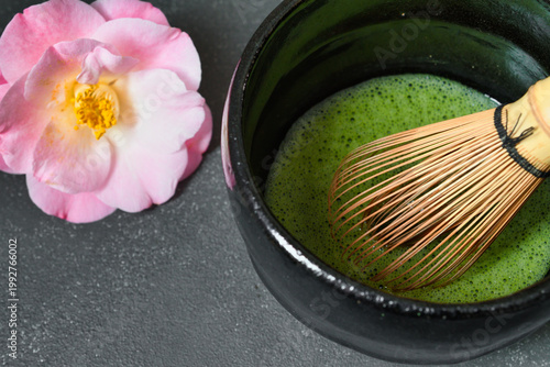 日本の茶道　茶碗と抹茶と美しい椿　コピースペースあり　
Japanese Tea Ceremony (Chado) : Tea bowl, matcha (green tea) and beautiful camellia , copy space available