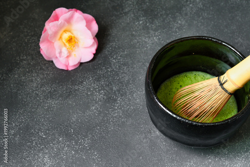 日本の茶道　茶碗と抹茶と美しい椿　コピースペースあり　
Japanese Tea Ceremony (Chado) : Tea bowl, matcha (green tea) and beautiful camellia , copy space available