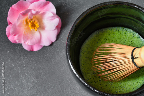 日本の茶道　茶碗と抹茶と美しい椿　コピースペースあり　
Japanese Tea Ceremony (Chado) : Tea bowl, matcha (green tea) and beautiful camellia , copy space available