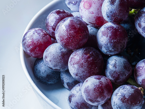 Foto Fresh Purple Grapes with Dewdrops in White Bowl Close-Up