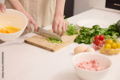 Foto Hands chopping celery on cutting board in home kitchen during meal preparation