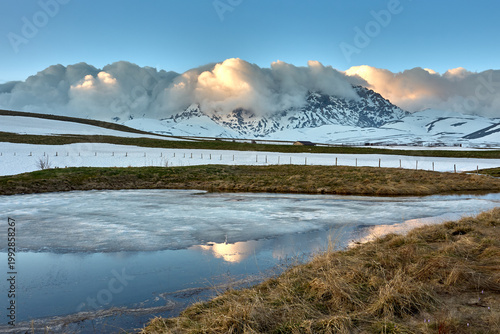 GRAN SASSO, Lago di Racollo : Laghetti effimeri al disgelo  - Campo Imperatore - Abruzzo