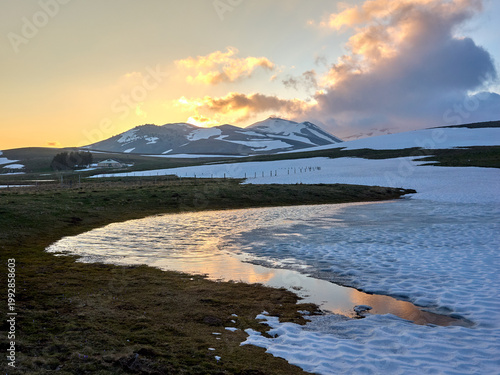 GRAN SASSO, Lago di Racollo : Laghetti effimeri al disgelo  - Campo Imperatore - Abruzzo