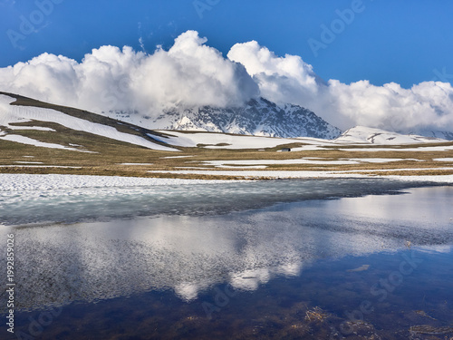 GRAN SASSO, Lago di Racollo : Laghetti effimeri al disgelo  - Campo Imperatore - Abruzzo