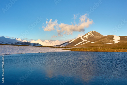 GRAN SASSO, Lago di Racollo : Laghetti effimeri al disgelo  - Campo Imperatore - Abruzzo