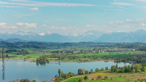 See Dorf Berg Schweiz - Mönchaltdorf - Speer Mattstock Federispitz - Mürtschenstock (Mitte) - Rechts hinten Kanton Schywz und Kanton Glarus dahinter