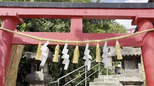 【日本の伝統】美しい赤い鳥居と青空、神社の入り口の風景