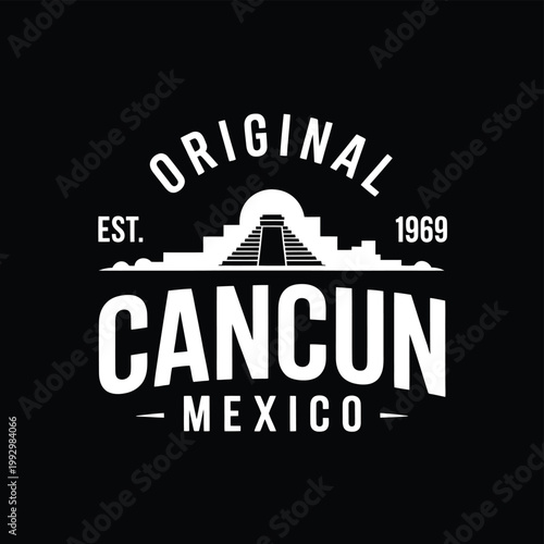 Cuadro en lienzo Vintage style graphic featuring the Mayan pyramid of Kukulkan in Cancun