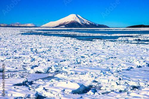 オホーツク海の流氷と富士山合成