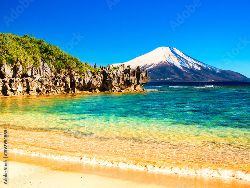 沖縄の美しいサンゴ礁の海と富士山合成