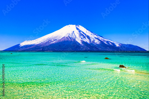 沖縄の美しいサンゴ礁の海と富士山合成
