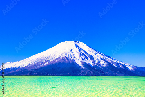 沖縄の美しいサンゴ礁の海と富士山合成