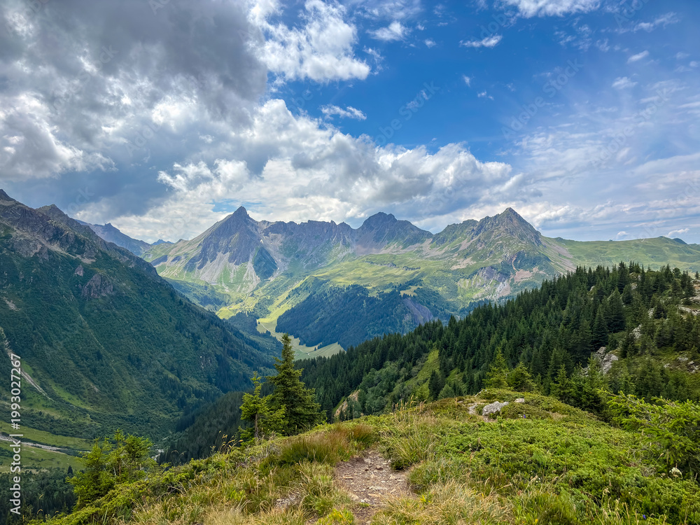 Obraz premium Mountain valley and alpine peaks near Les Contamines-Montjoie, France