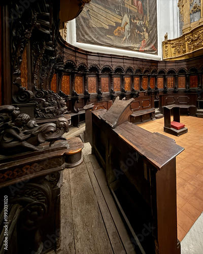 Fotografía CAPUA, ITALY - NOV 2025: Detailed view of the Baroque choir stalls at the Church of Saint Mary of the Announcement, featuring historical wood carvings and intarsia work