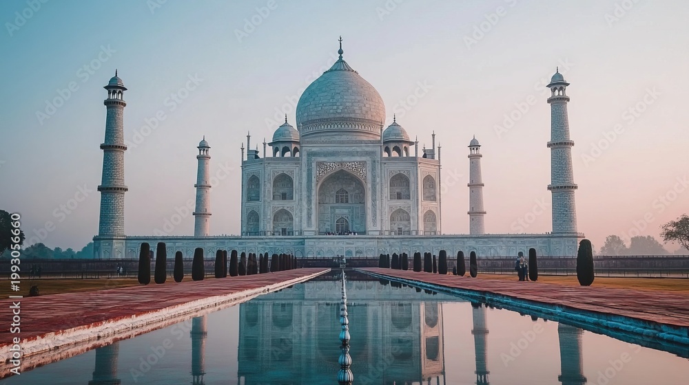 Naklejka premium Stunning sunrise over the Taj Mahal, highlighting its beauty and historical significance.