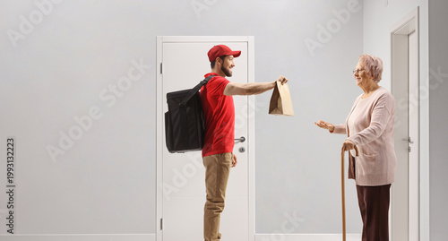 Φωτογραφία Guy delivering food to an elderly lady
