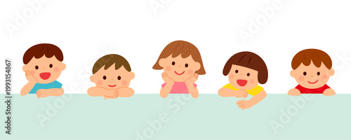 壁から顔をだす子供達