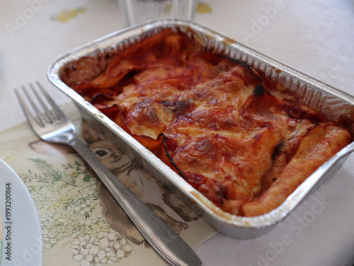 Bild auf Leinwand Porzione di parmigiana di melanzane o lasagna al forno calda servita in una vasc