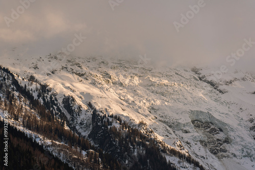 Coucher de soleil sur une montagne enneigée