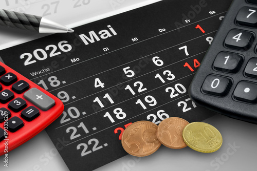 Deutscher Kalender Finanzen Monat Mai 2026 mit Rechner schwarz rot und 17 Cent Euro