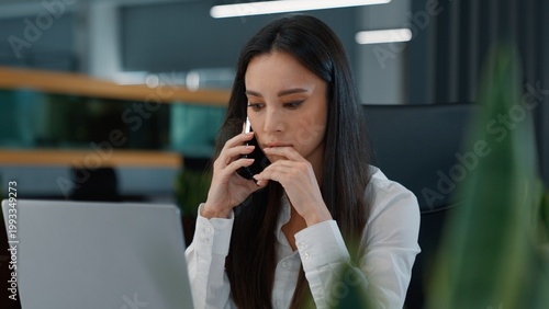 Obraz na płótnie Pensive Caucasian business woman talking phone looking in laptop feeling confuse
