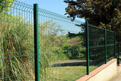 Bild auf Leinwand Panneau rigide grillage clôture vert en acier galvanisé, clôture autour de la ma
