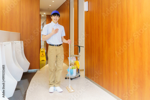 Obraz na plátně オフィスビルのトイレに立つ若い日本人男性清掃員　撮影協力：学校法人電波学園 東京電子専門学校