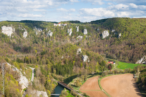 Oberes Donautal mit Blick die Burg Wildenstein am Horizont, Schwäbische Alb.
Upper Danube Valley with a view of Wildenstein Castle on the horizon, Swabian Alb.