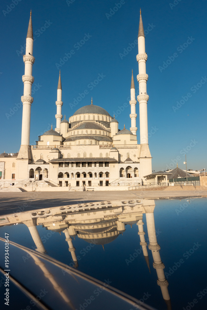 Fototapeta premium Kocatepe Mosque and its reflection over a car rooftop - Ankara, Türkiye (Turkey)