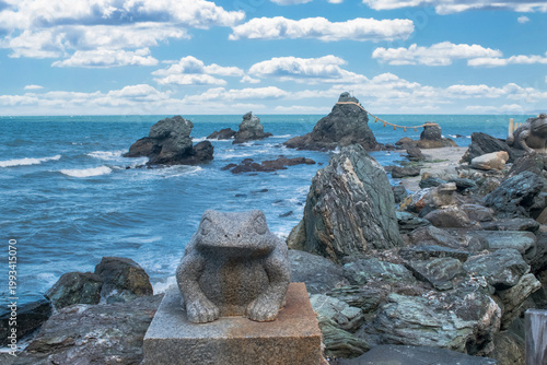 二見浦の夫婦岩とカエルの石像