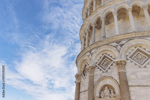 Bild auf Leinwand Leaning Tower of Pisa architectural detail with neoclassical style columns and m
