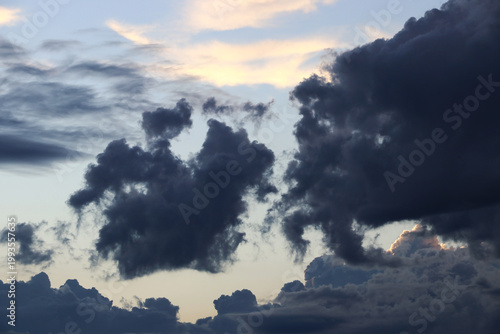Schilderij op canvas Dramatische dunkle Gewitterwolken am Himmel am Abend