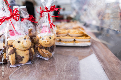 Foto dolci artigianali in vendita esposti ad una bancarella